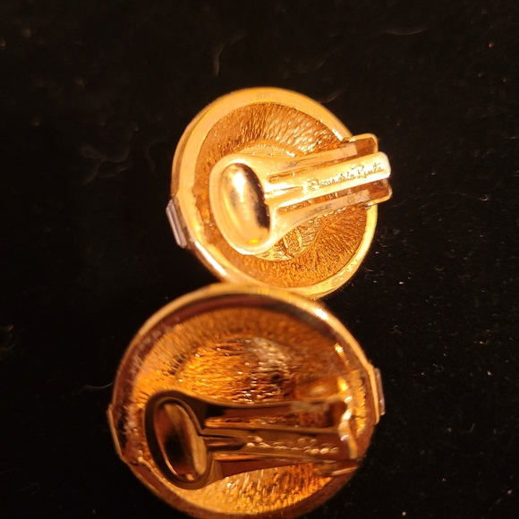 Oscar de la Renta Large Button Clip-on Earrings - Picture 5 of 6